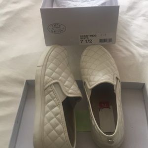 STEVE MADDEN slip on